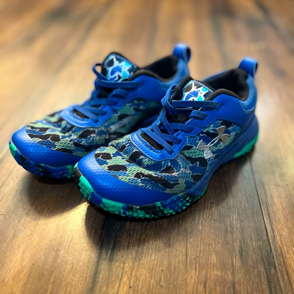 Boys size 12 under armor shoes